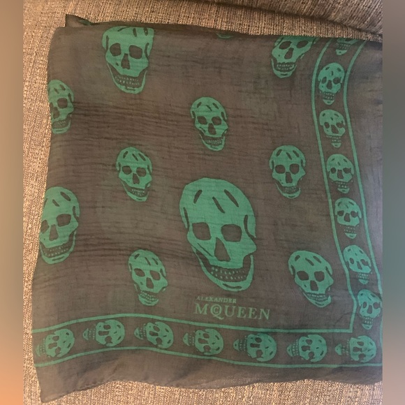 ALEXANDER MCQUEEN Skull Scarf 104cm x 120cm includes original tag - Picture 4 of 8